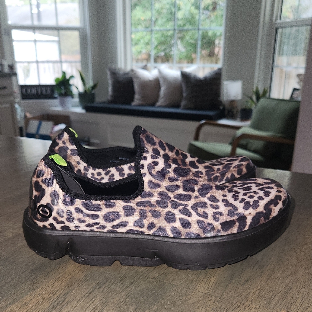 OOFOS OOmg eeZee Low slip-on recovery shoes Sz 8 New Leopard Cheetah